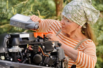 Everyone could change the oil in the engine of the gas pressure washer.