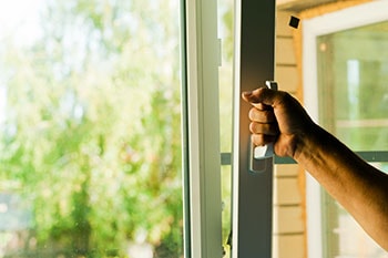  Eine Person öffnet das Fenster.