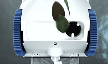 Underside view on the extra-large suction inlet.