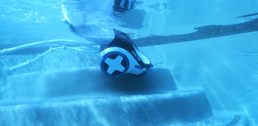 Hayward TriVac 500 cleans the pool stairs