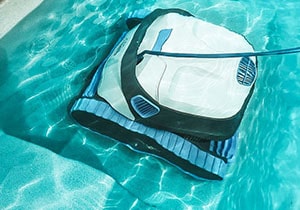 Robotic pool cleaner cleans the steps of the swimming pool