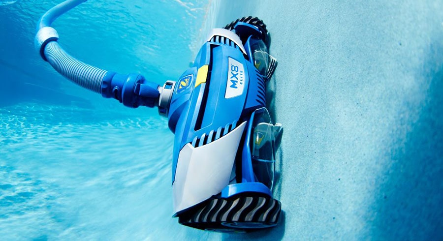 Suction-side pool cleaner Zodiac MX8 at work.