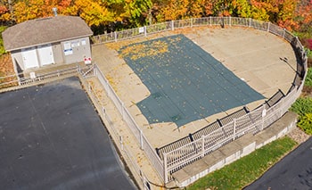 The swimming pool covering protecting the facility from autumn leaves.