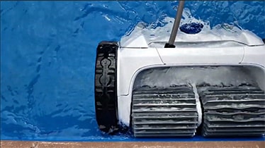 Polaris P965iQ is cleaning the waterline