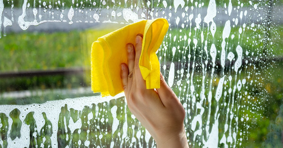 How to Make Your Own Cheap Homemade Window Cleaner