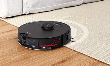 Automatic Mop Lifting of Roborocks 7S MaxV Ultra near the carpet